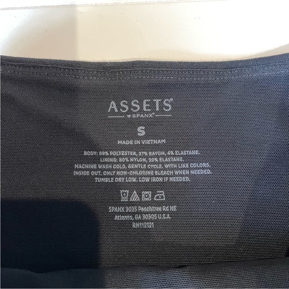 Assets By Spanx Classic Black Leggings - Picture 3 of 3